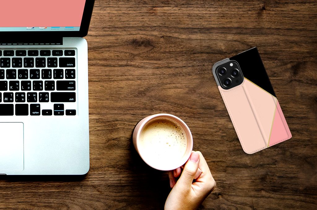 iPhone 13 Pro Stand Case Zwart Roze Vormen met geometrisch design op een bureau met laptop en koffie ☕.