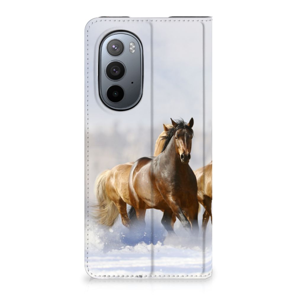 Motorola Edge 30 Pro Hoesje maken Paarden met prachtige print van galopperende paarden.