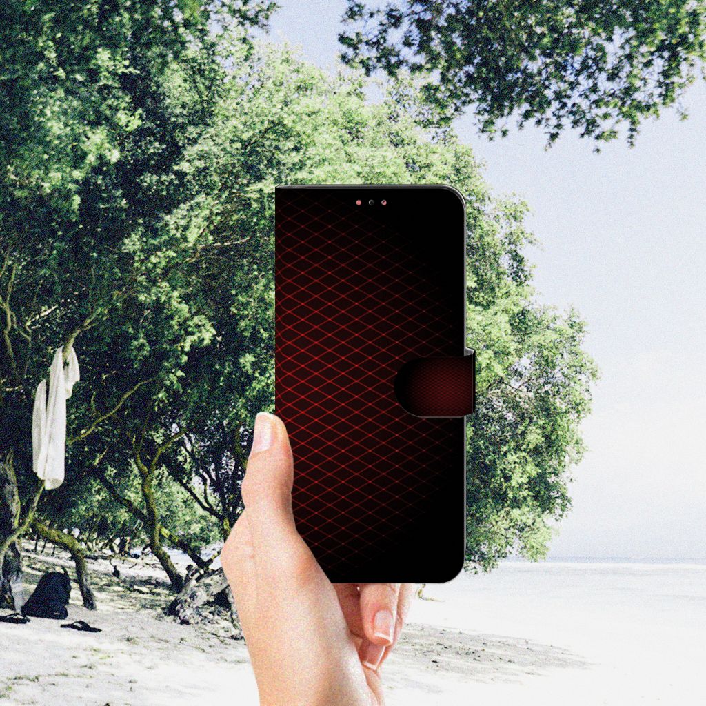 Samsung Galaxy A13 (4G) Telefoon Hoesje Geruit Rood in hand op het strand, minimalistisch design.