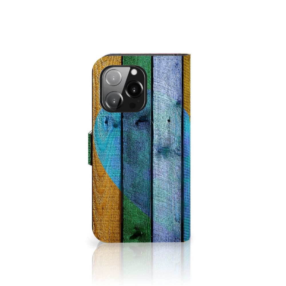 iPhone 13 Pro Book Style Case Wood Heart - Cadeau voor je Vriend met kleurrijk hartjesdesign 💖