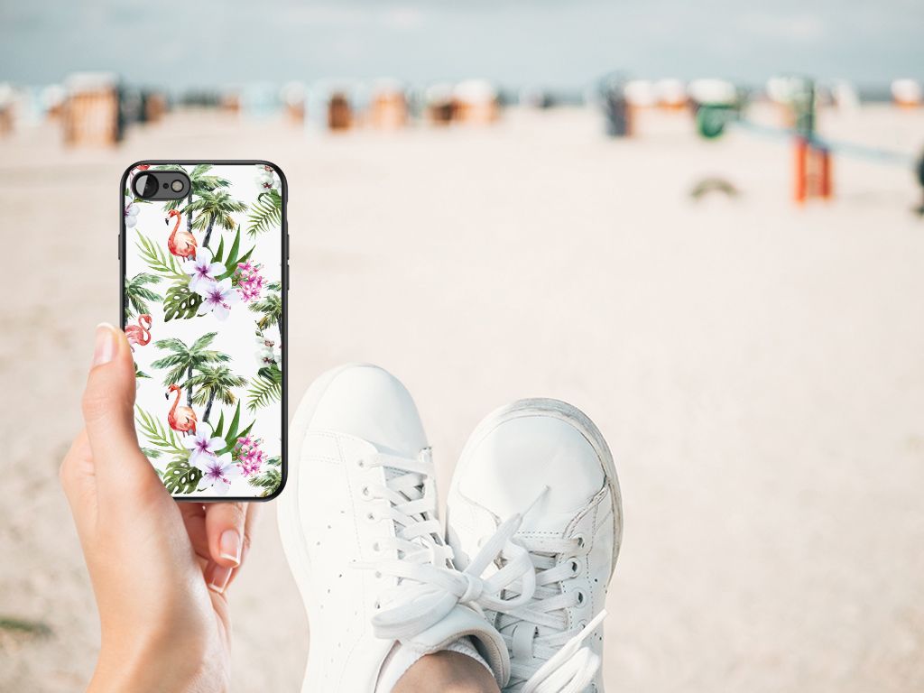 iPhone SE 2022 | SE 2020 | 7/8 Dierenprint Telefoonhoesje Flamingo Palms in hand op het strand.