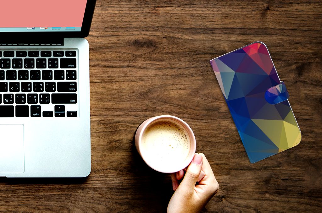 iPhone 15 Pro Max Book Case Polygon Dark op bureau met laptop en koffie, trendy abstract design.