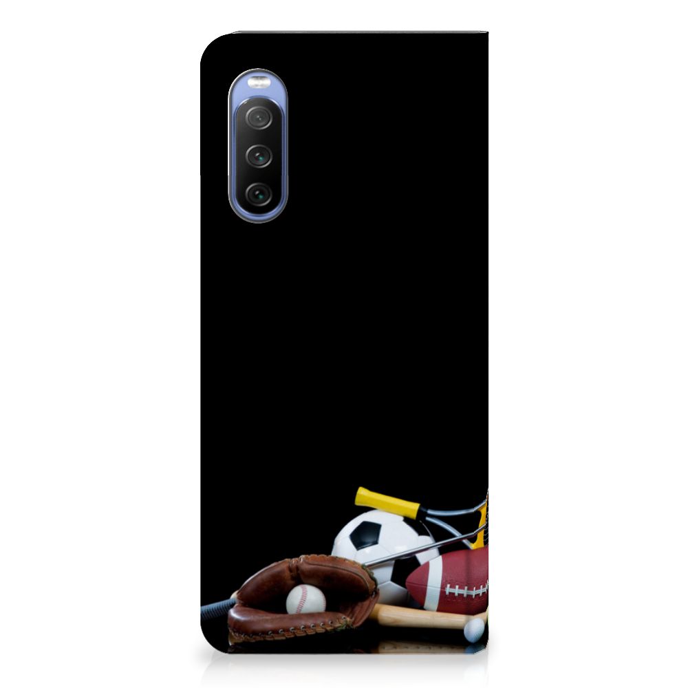 Sony Xperia 10 III Hippe Standcase Sports met sportuitrusting en ballen als ontwerp.