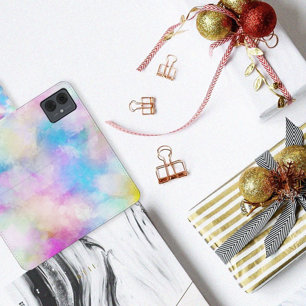 Hoesje Motorola Moto G14 Watercolor Light met pastelkleuren, mooi gepresenteerd met kerstversieringen.