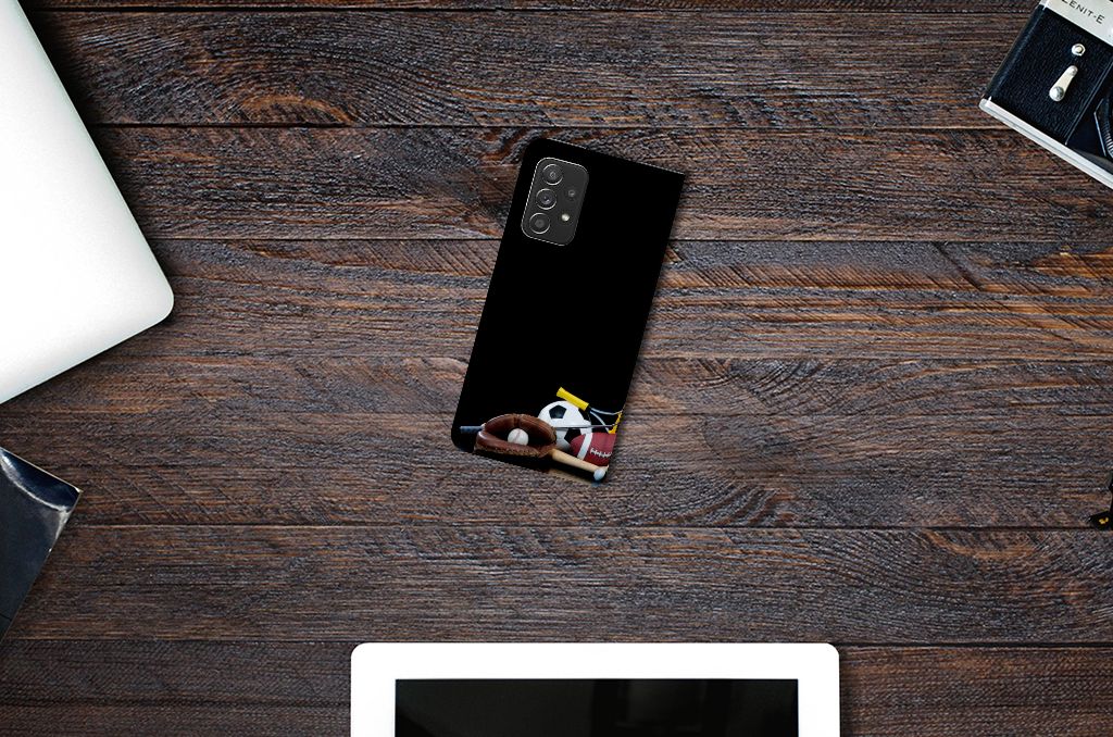 Samsung Galaxy A72 (5G/4G) Hippe Standcase Sports op een houten bureau met laptop en stationery