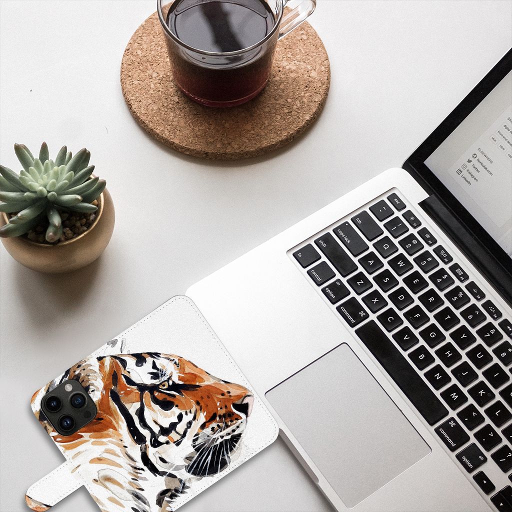 Hoesje iPhone 15 Pro Watercolor Tiger met modern design op bureau met laptop en planten.