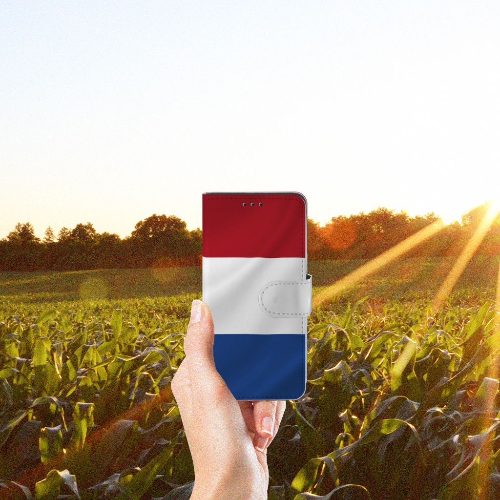 Xiaomi Mi 9 SE Bookstyle Case Nederlandse Vlag in hand met zonsondergang en natuur op de achtergrond