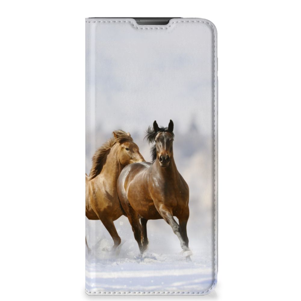 Motorola Moto E20 Hoesje maken Paarden met een afbeelding van rennende paarden in sneeuw.