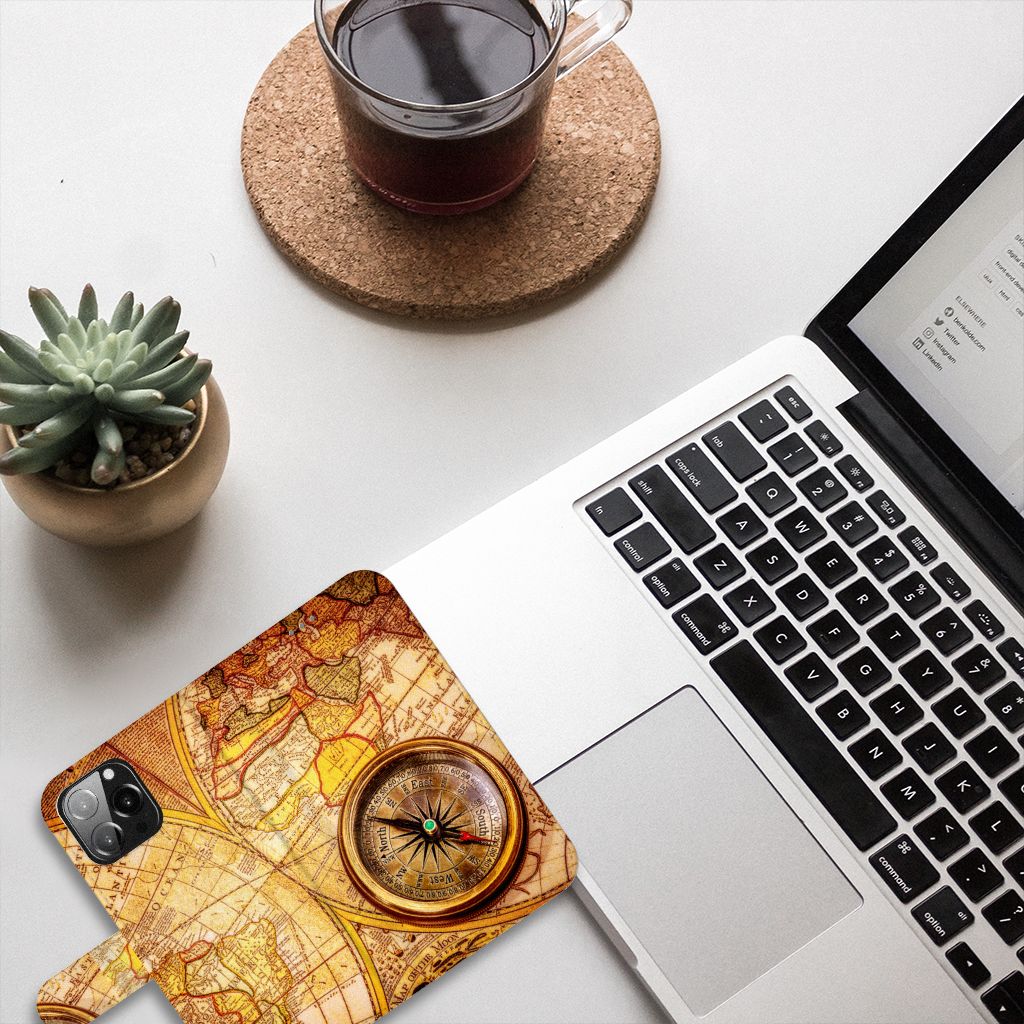 iPhone 13 Pro Max Flip Cover Kompas met een fraaie kaart en kompasontwerp boven een laptop en een plant 🌿.