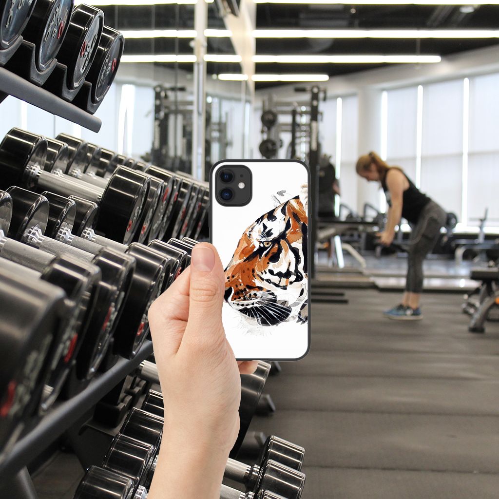 Kleurrijke Telefoonhoesje iPhone 11 Watercolor Tiger in een gym omgeving met fitnessapparatuur.