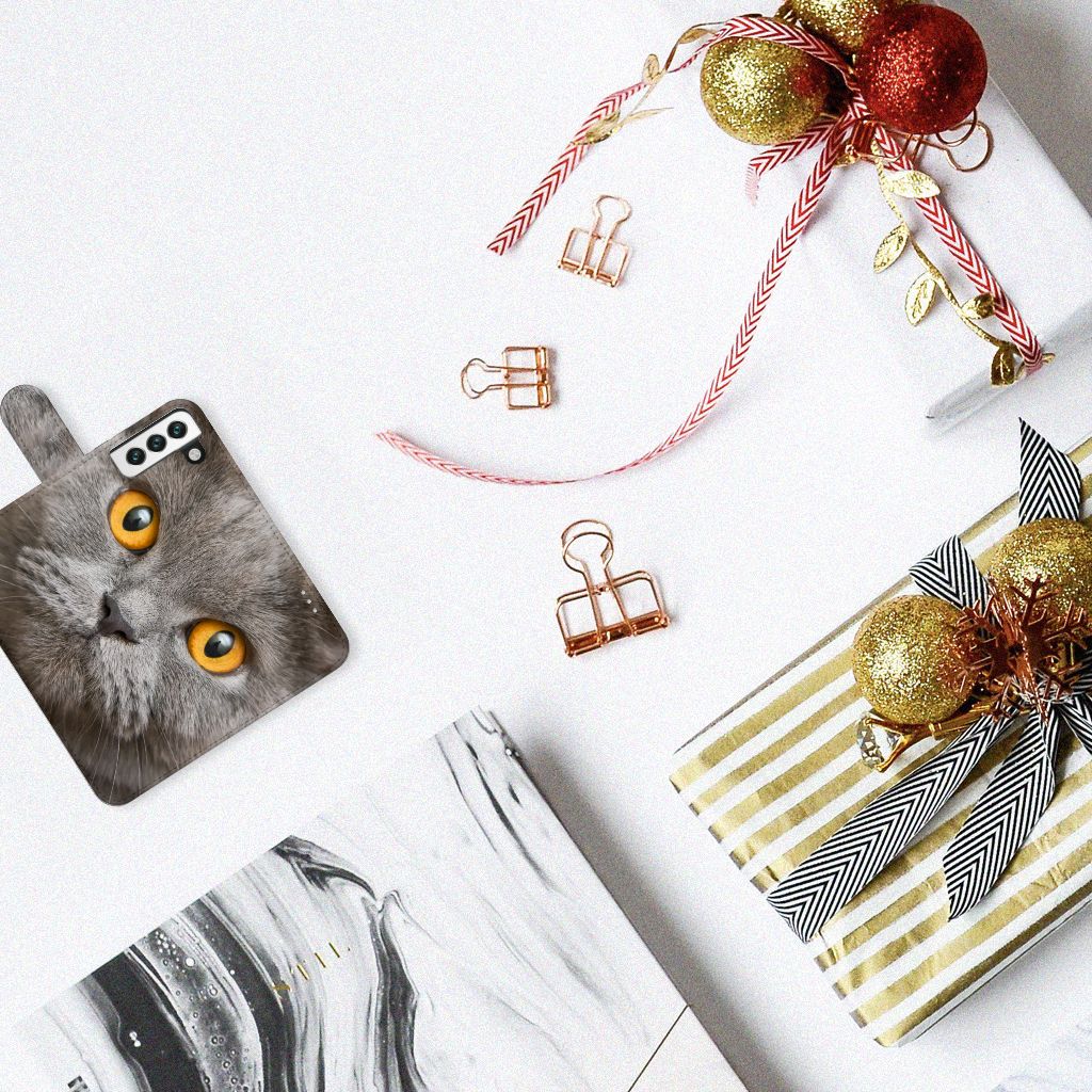 Telefoonhoesje met Pasjes Samsung Galaxy S22 Britse Korthaar op een creatieve tafelsetting met kerstdecoraties.