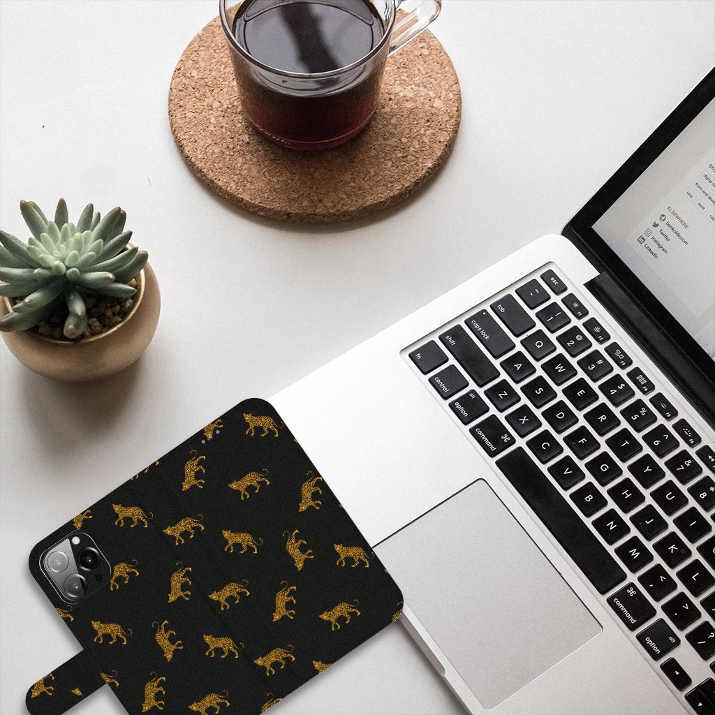 Telefoonhoesje met Pasjes voor iPhone 13 Pro Max Leopards op een bureau met een laptop en koffie.