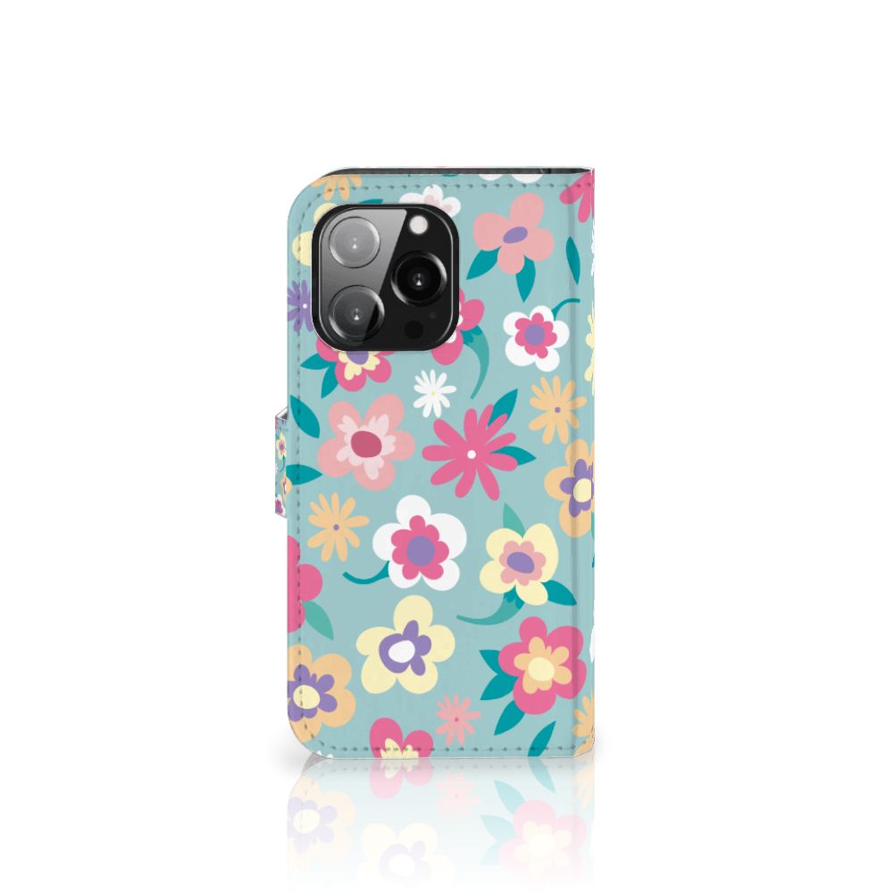 iPhone 13 Pro Hoesje Flower Power met kleurrijk bloemenpatroon op een turquoise achtergrond.
