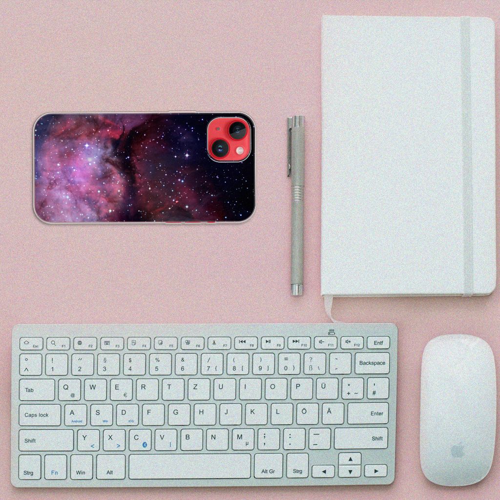 TPU Hoesje voor iPhone 14 Plus Galaxy met kosmisch design op een bureau met een toetsenbord en notitieboekje.