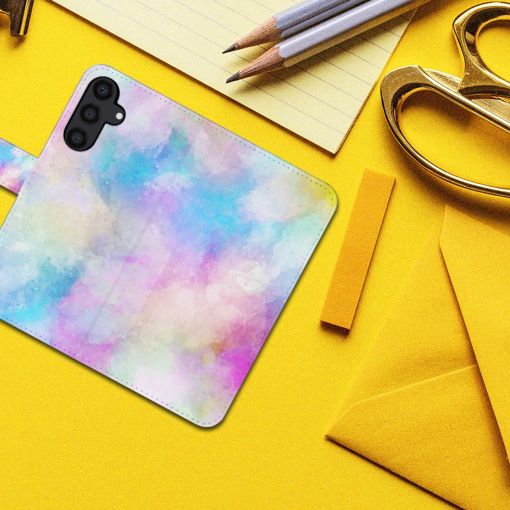 Hoesje Samsung Galaxy A15 Watercolor Light met pastelkleuren op een gele achtergrond met kantooraccessoires.