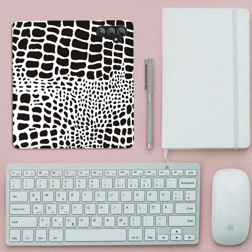 Samsung Galaxy A14 4G Hoesje maken Slangenprint op een bureau met toetsenbord en notitieboek.