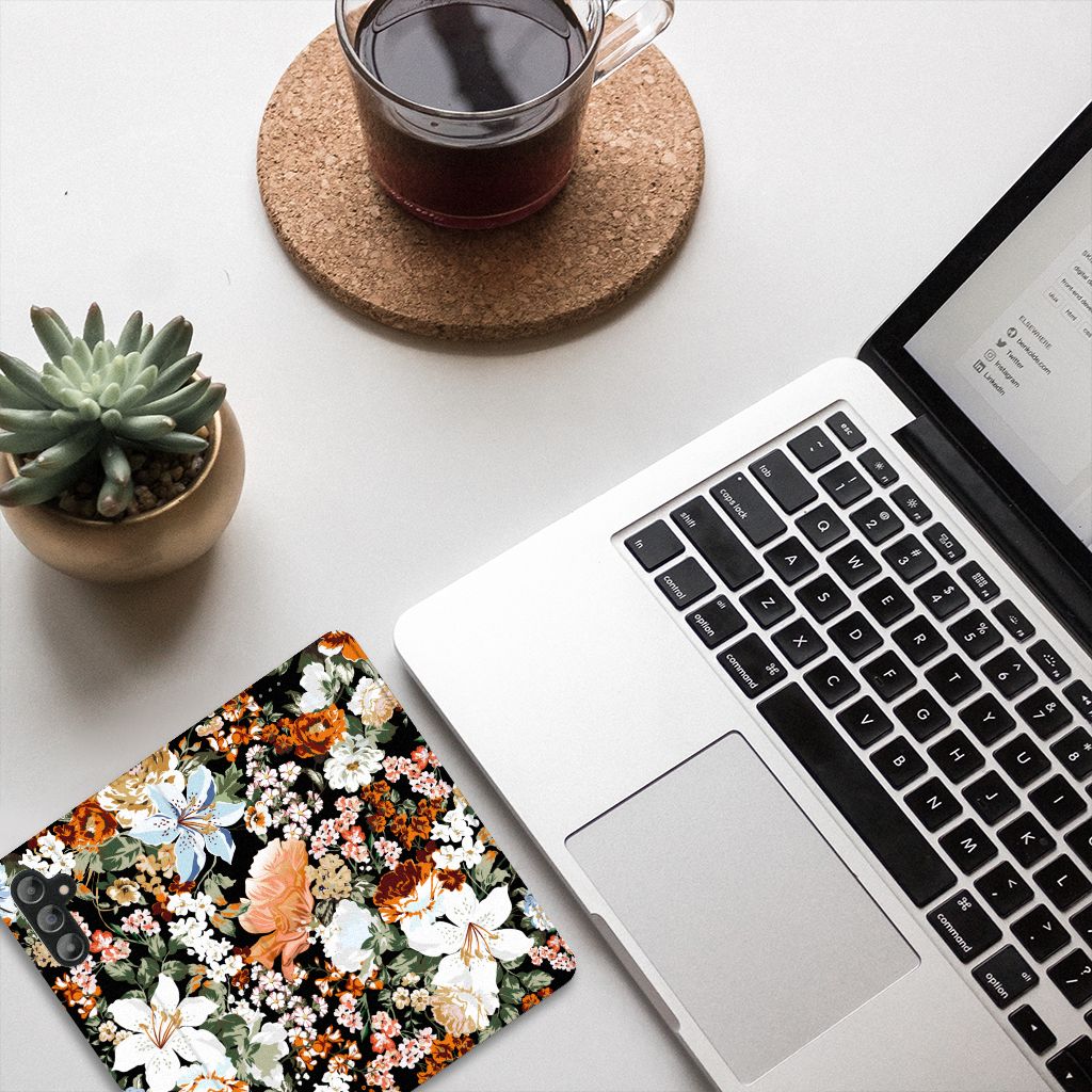 Smart Cover voor Samsung Galaxy A14 5G Dark Flowers op bureau naast laptop en planten