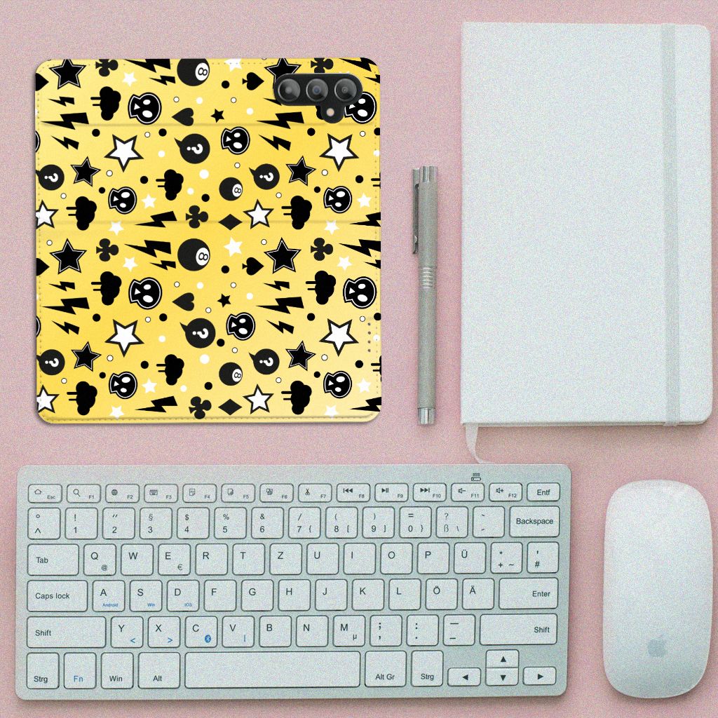 Mobiel BookCase Samsung Galaxy A14 4G Punk Geel met zwart-wit designs op een bureau.