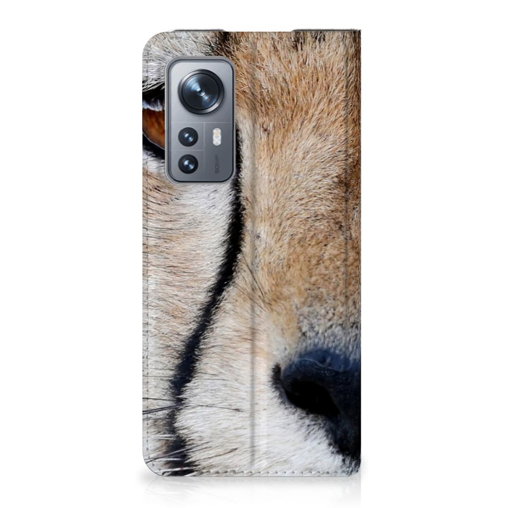 Xiaomi 12 | 12X Hoesje maken Cheetah met close-up van een jachtluipaard gezicht op een smartphone hoesje.