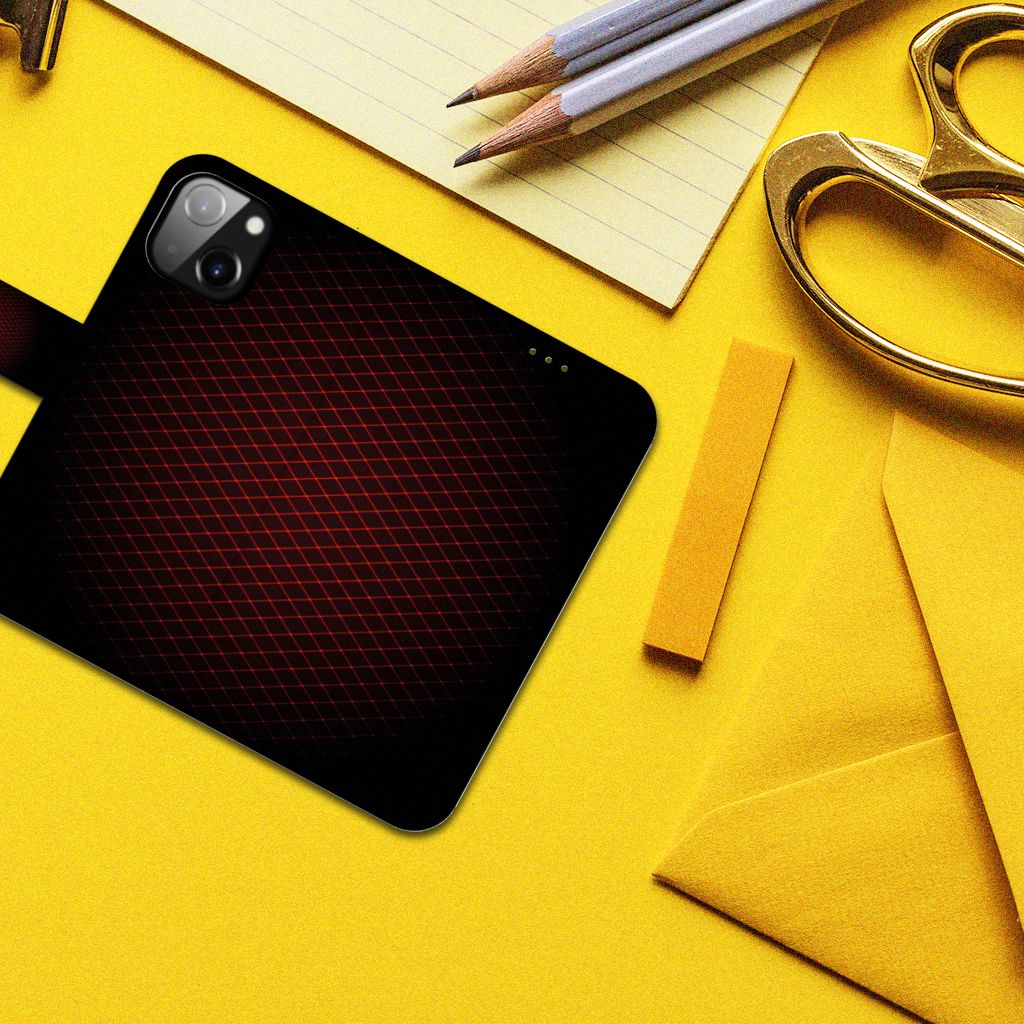 Apple iPhone 14 Telefoon Hoesje Geruit Rood op een bureau met schoolbenodigdheden.