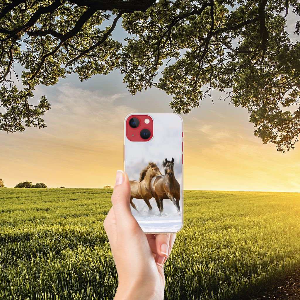 Apple iPhone 13 TPU Hoesje Paarden met een afbeelding van rijdende paarden in een groene omgeving.