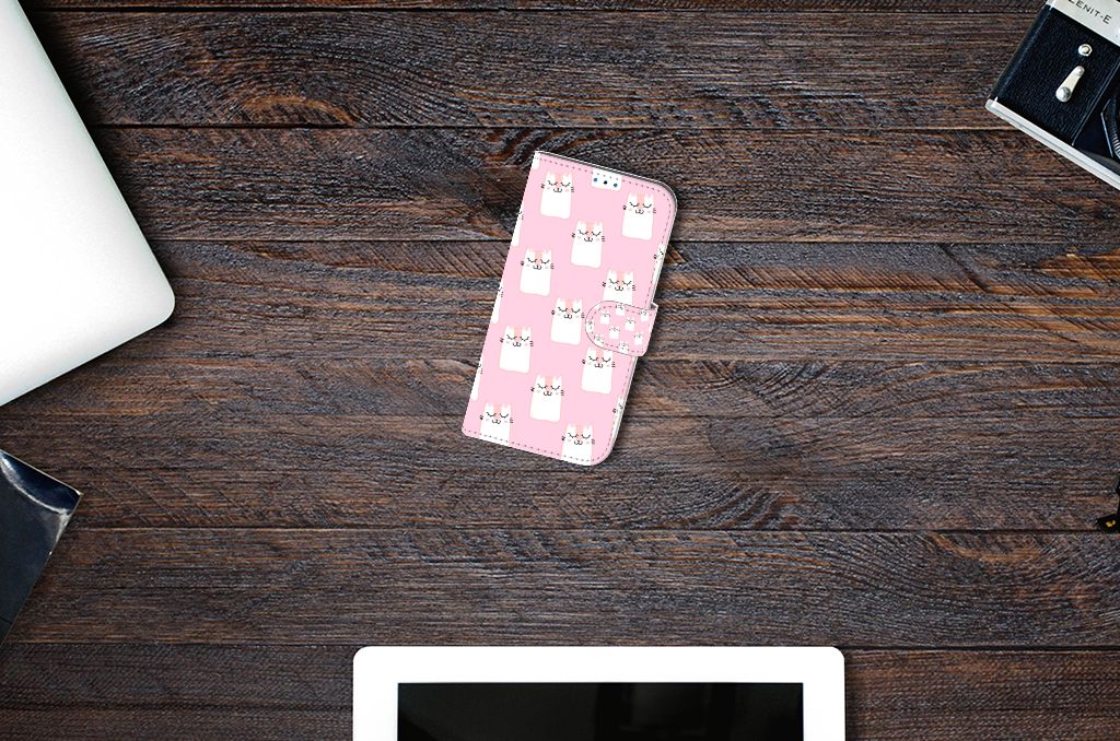 iPhone 14 Pro Telefoonhoesje met Pasjes Sleeping Cats op een houten tafel, vrolijk roze met schattige katten 🐱.