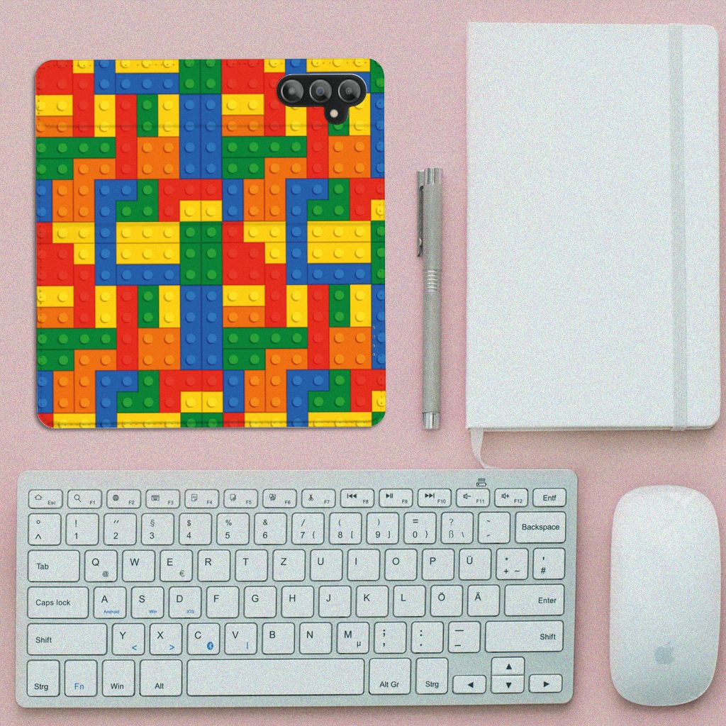 Samsung Galaxy A14 4G Hoesje met Magneet Blokken met kleurige Lego print op een bureau met accessoires.