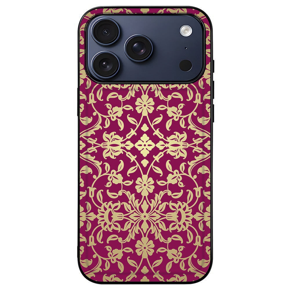 iPhone 18 Pro Max in het Barok Pink hoesje, barokpatroon omlijst door de zwarte rand