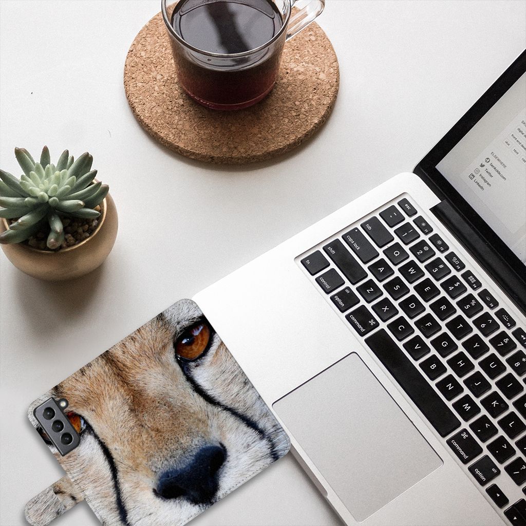 Samsung Galaxy S21 FE Telefoonhoesje met Pasjes Cheetah op bureau met laptop en plantaardige decoratie