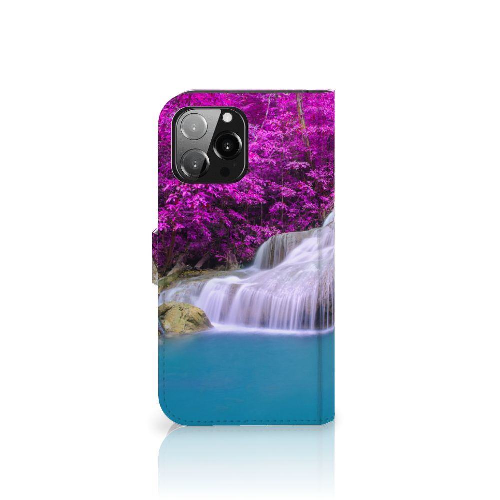 iPhone 13 Pro Max Flip Cover Waterval met kalme waterval en paarse bomen voor een kleurrijke uitstraling🌈.