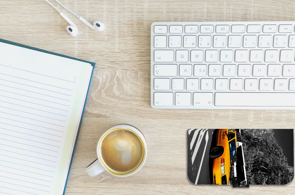iPhone 15 Plus Flip Cover New York Taxi op bureau met notitieboek en koffie 🗽.