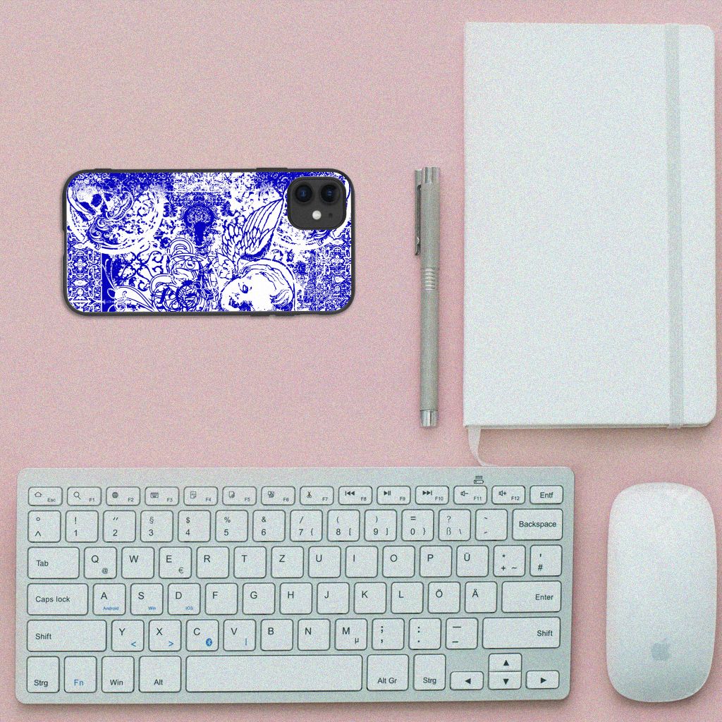 Telefoonhoesje iPhone 11 Angel Skull Blauw op een bureau met toetsenbord, muis en notitieboek.