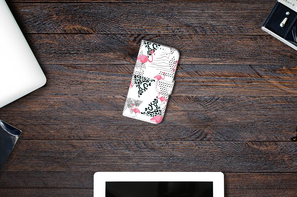 iPhone 14 Pro Telefoonhoesje met Pasjes Flamingo Triangle op een houten tafel met gadgets eromheen.