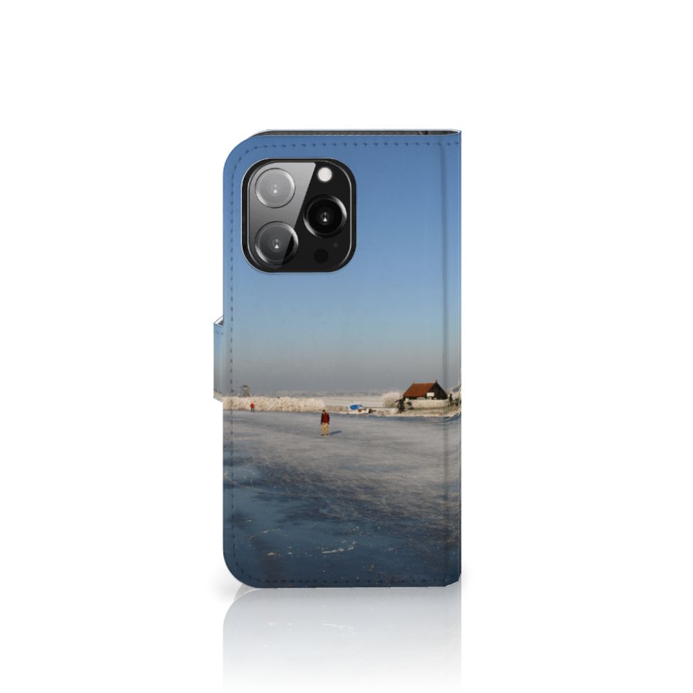 iPhone 13 Pro Flip Cover Schaatsers met prachtig winterlandschap en schaatsers op het ijs. ❄️