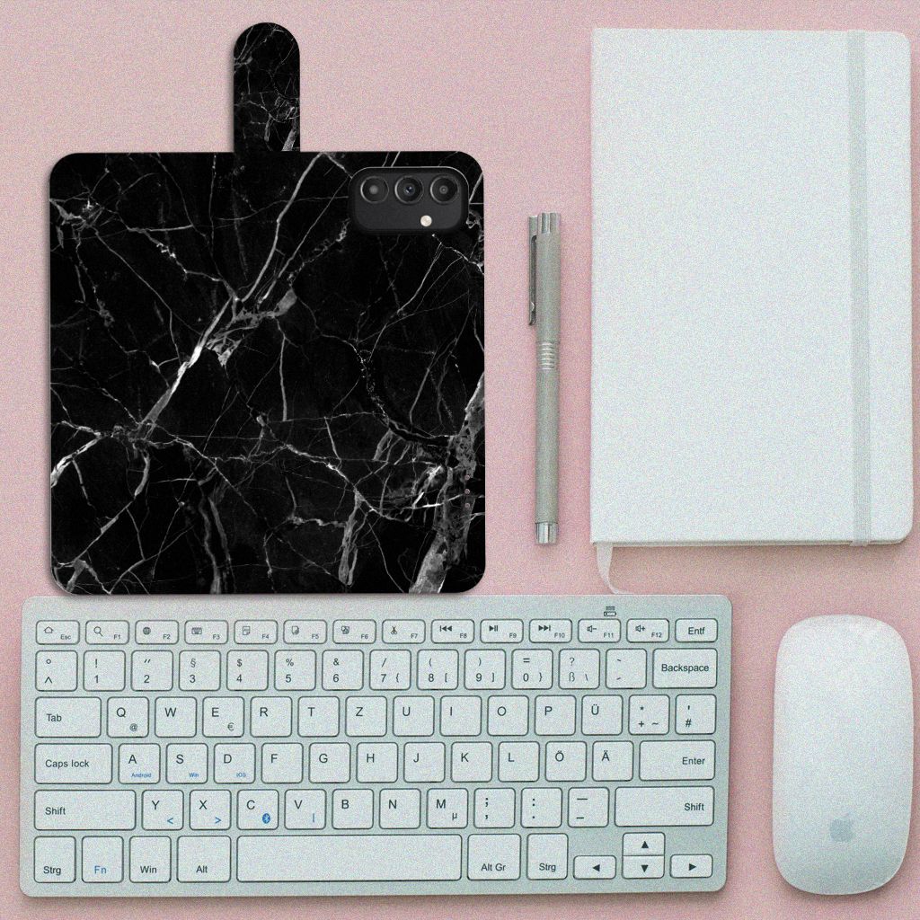 Samsung Galaxy A14 5G Bookcase Marmer Zwart - Origineel Cadeau Vader op een bureau met toetsenbord en notitieboek.