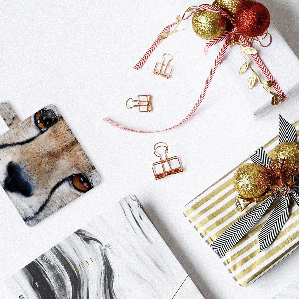 Samsung Galaxy A22 4G | M22 Telefoonhoesje met Pasjes Cheetah op een tafel met kerstversieringen en cadeau.