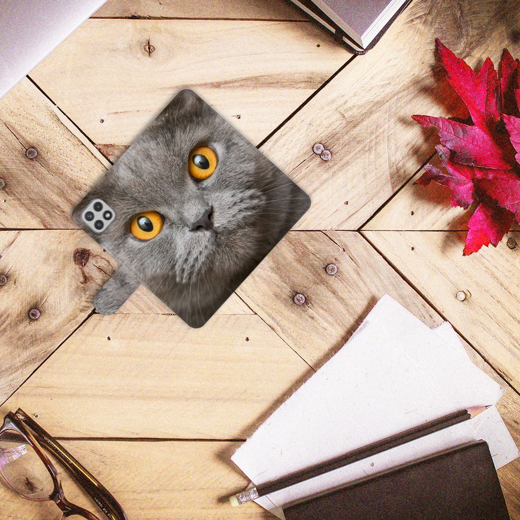 Telefoonhoesje met Pasjes Samsung Galaxy A22 5G Britse Korthaar op een houten tafel met kantoorbenodigdheden.