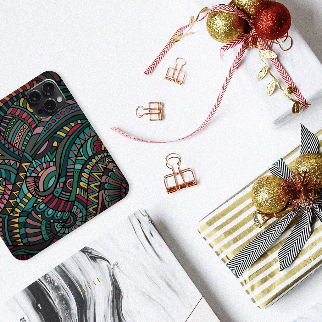 iPhone 15 Pro Hoesje met Magneet Aztec op een tafel met geschenken en decoraties 🎁.