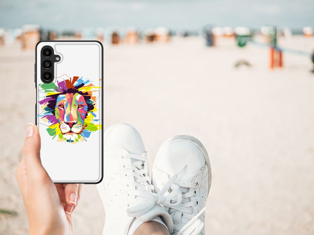 Samsung Galaxy A14 5G Hoesje Lion Color met kleurrijke leeuwenillustratie op een strand met sneakers.