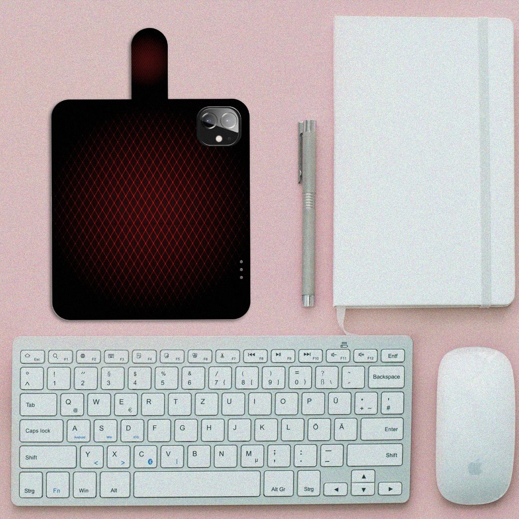 Apple iPhone 12 Mini Telefoon Hoesje Geruit Rood op een bureau met toetsenbord en notitieboek