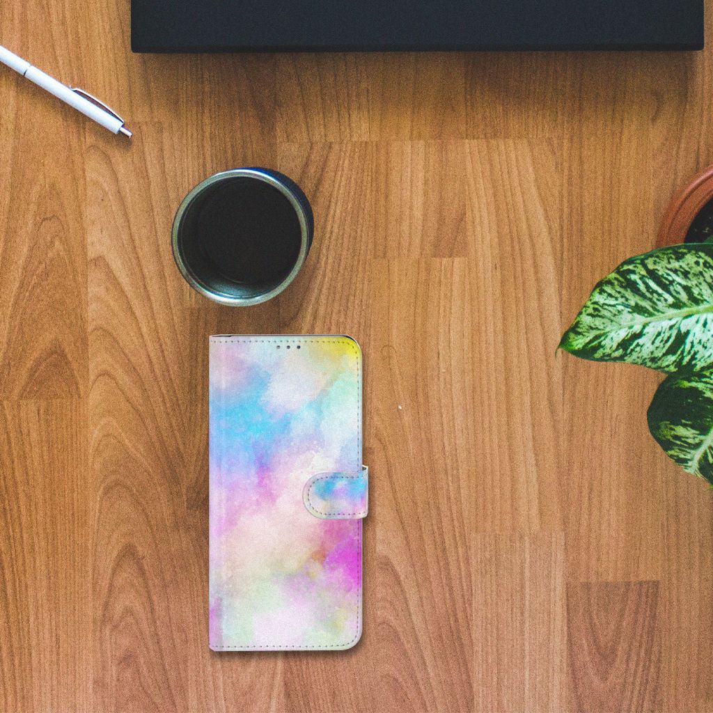 Hoesje Motorola Moto G 5G Plus Watercolor Light op een houten tafel naast een kopje koffie en een plant.