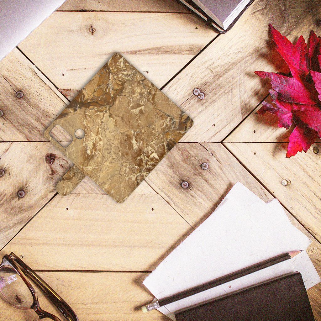 Alcatel 1S (2021) Bookcase Marmer Creme op een houten tafel met kantooraccessoires.