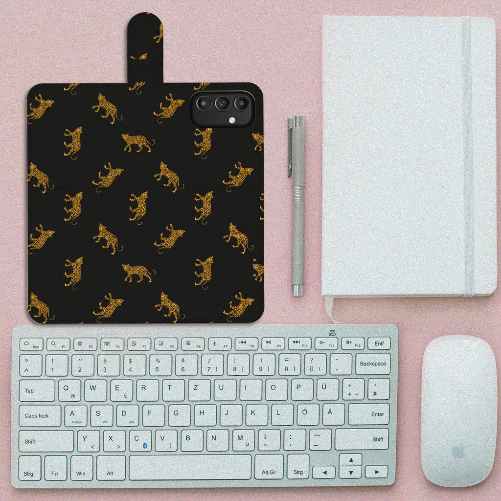 Telefoonhoesje met Pasjes voor Samsung Galaxy A14 5G Leopards met luipaardprint op een bureau met een toetsenbord
