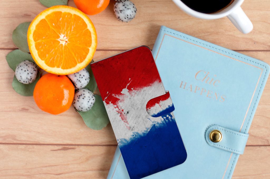 Xiaomi 13 Pro Bookstyle Case Nederland met design van de Nederlandse vlag, gelegen naast fruit en notitieboek.