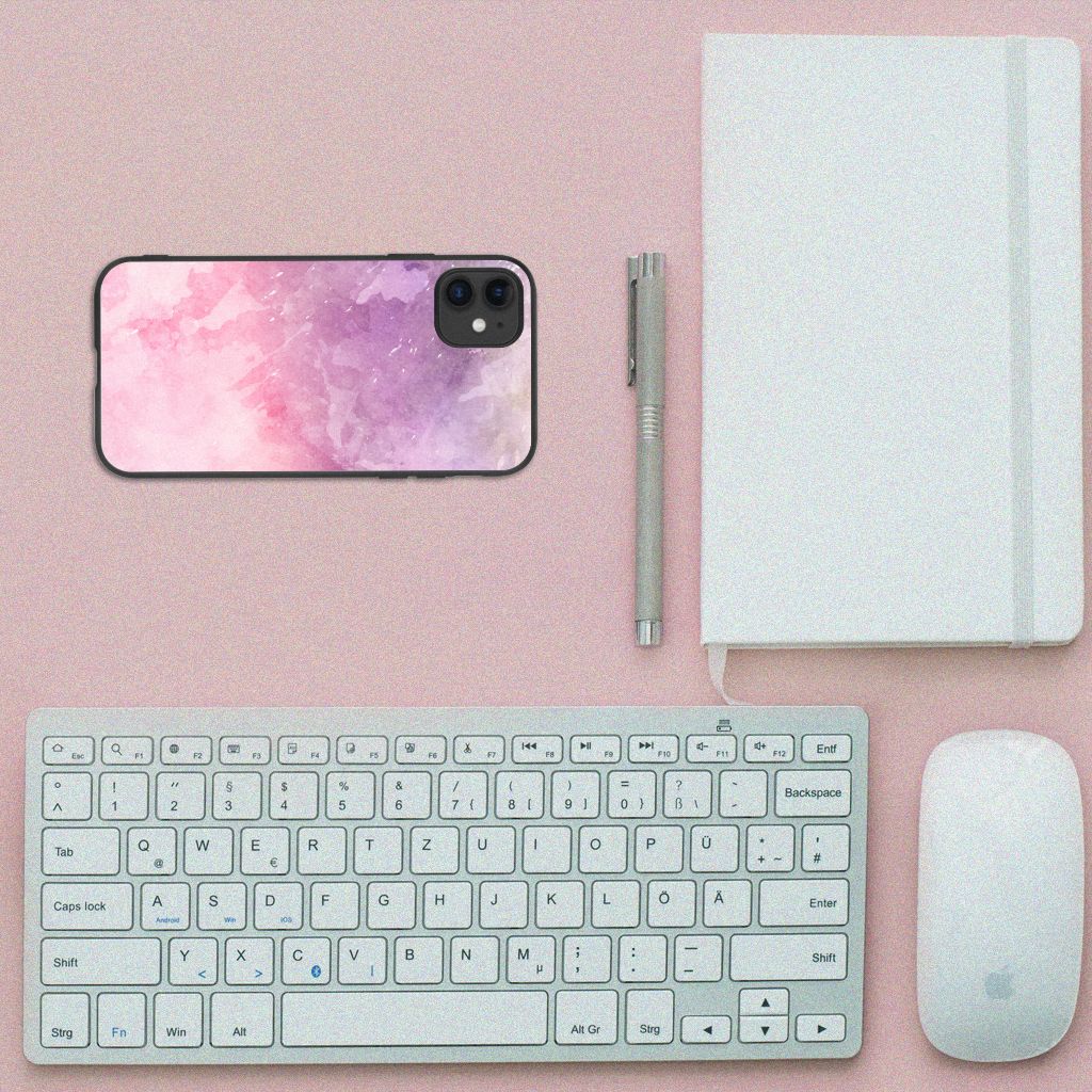 Kleurrijke Telefoonhoesje iPhone 11 Pink Purple Paint op een bureau met toetsenbord, muis en notitieboek.