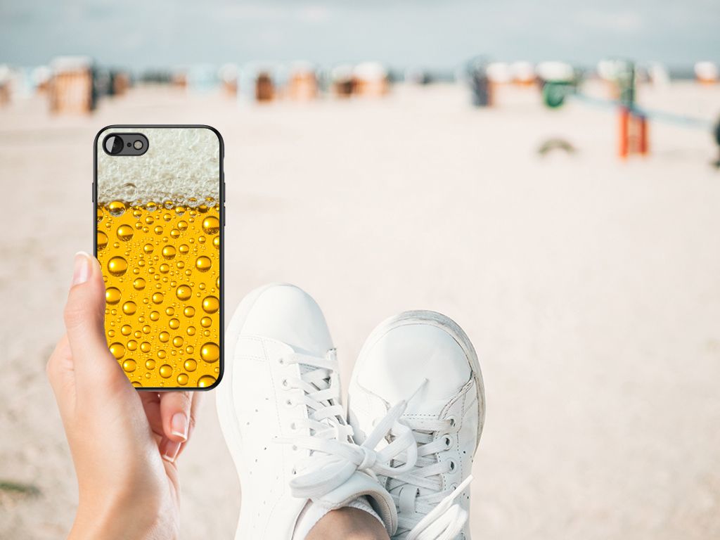 iPhone SE 2022 | SE 2020 | 7/8 Back Cover Hoesje Bier met een drinkdesign op een strand achtergrond