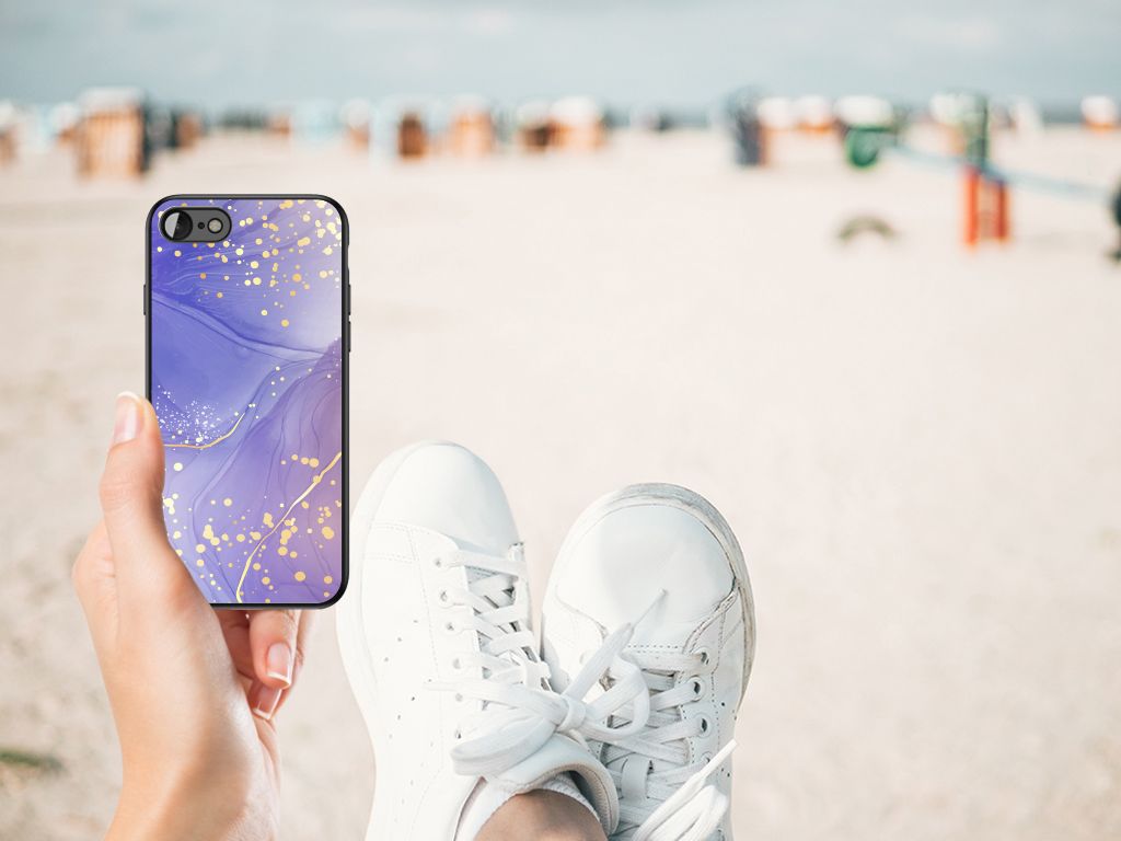 Kleurrijke Telefoonhoesje voor iPhone SE 2022 | SE 2020 | 7/8 Watercolor Paars in hand op strand met sneakers