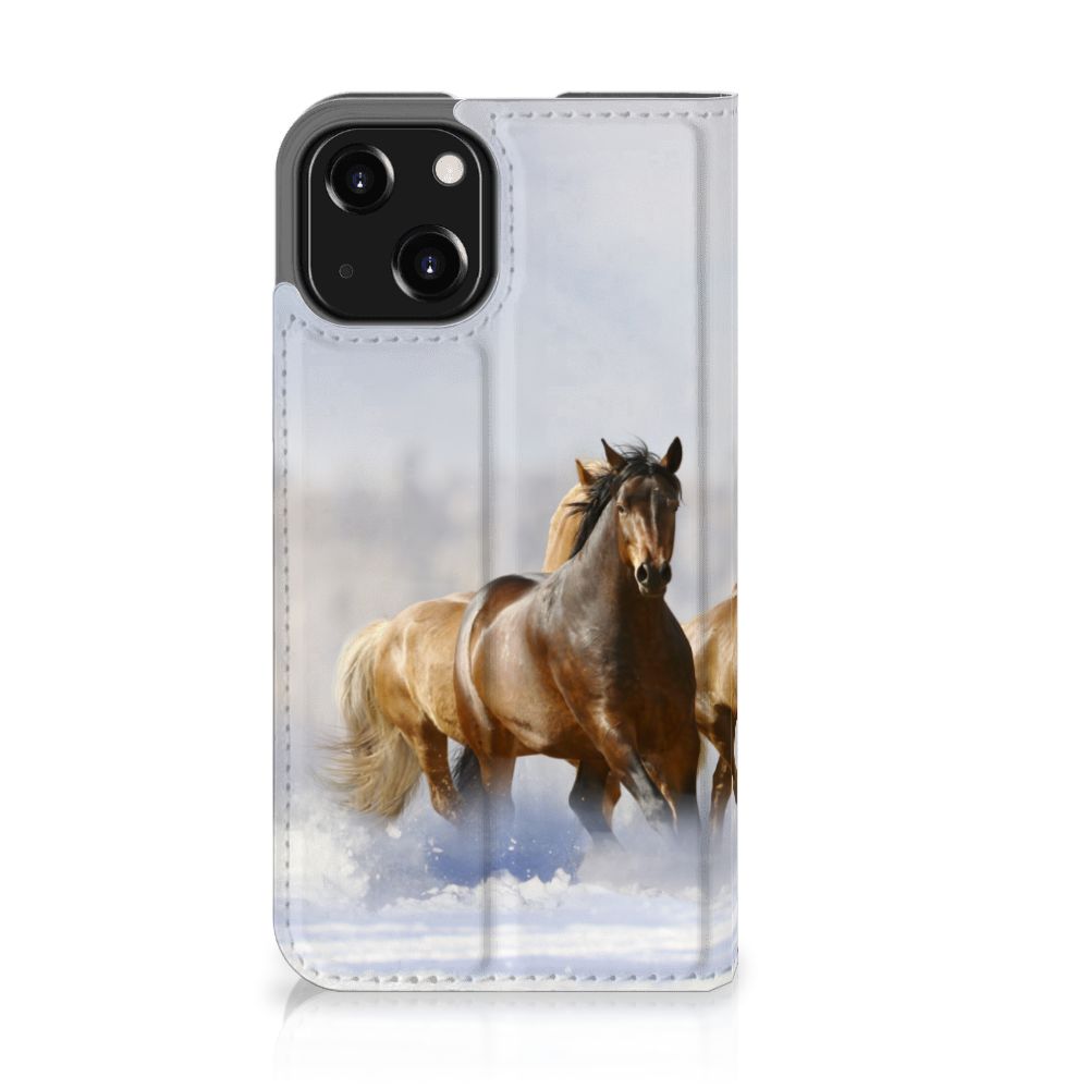 iPhone 13 Mini Hoesje maken Paarden met een mooie print van rennende paarden in de sneeuw.