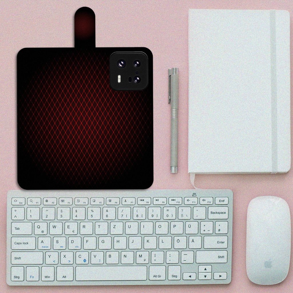 Xiaomi 13 Pro Telefoon Hoesje Geruit Rood bovenop een bureau met een toetsenbord en muis