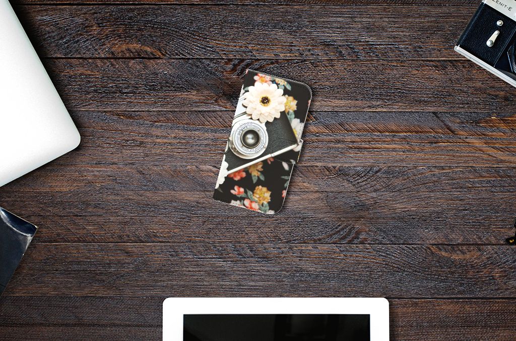 iPhone 14 Pro Telefoonhoesje met foto Vintage Camera op een houten tafel, uniek en stijlvol.